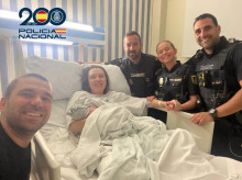 Agentes de la Policía Nacional visitan a la mujer a la que ayudaron a dar a luz en el interior de un vehículo