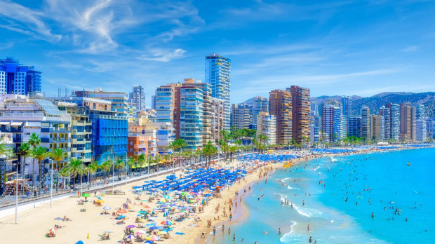 Skyline y playa de Benidorm en verano.
