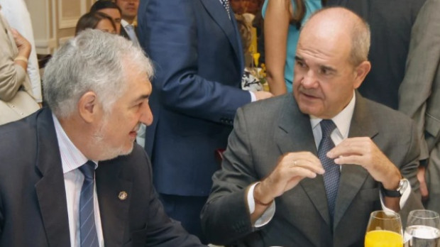 El actual presidente del TC, Cándido Conde-Pumpido (izqda) con el ex presidente de la Junta de Andalucía, Manuel Chaves (dcha), en una imagen de archivo