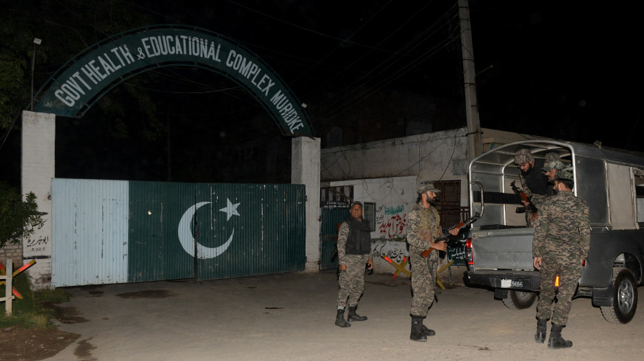 Pakistán califica el bombardeo como un «acto de guerra» contra civiles mientras India les acusa de violar el alto el fuego