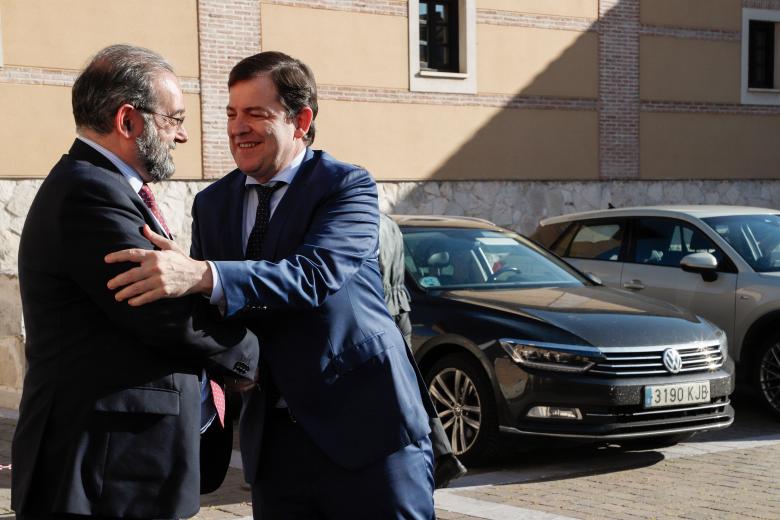 Alfonso Fernández Mañueco, presidente de la Junta de Castilla y León, saluda a Alfonso Bullón de Mendoza, presidente de la ACdP y de El Debate