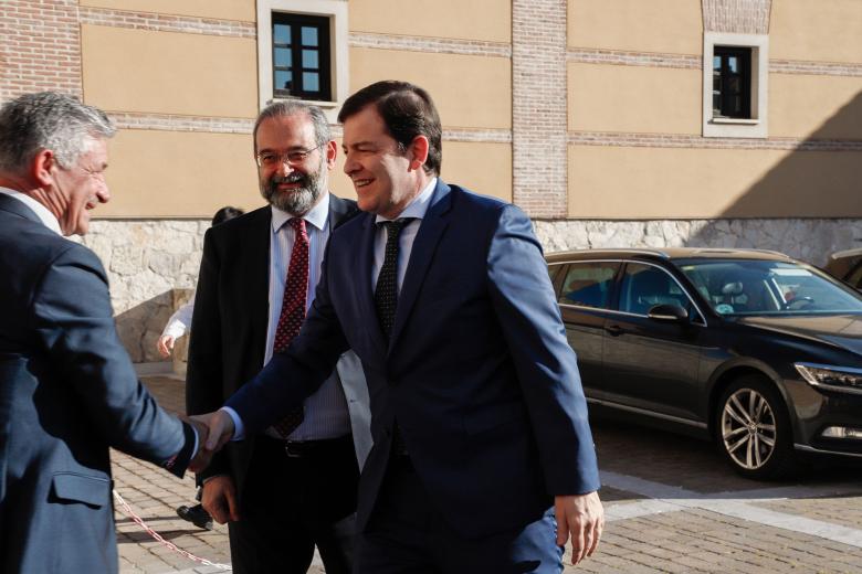 Alfonso Fernández Mañueco, presidente de la Junta de Castilla y León, junto a Alfonso Bullón de Mendoza, presidente de la ACdP y de El Debate, saluda a Sarbelio Fernández Pablos, alcalde de Arroyo de la Encomienda