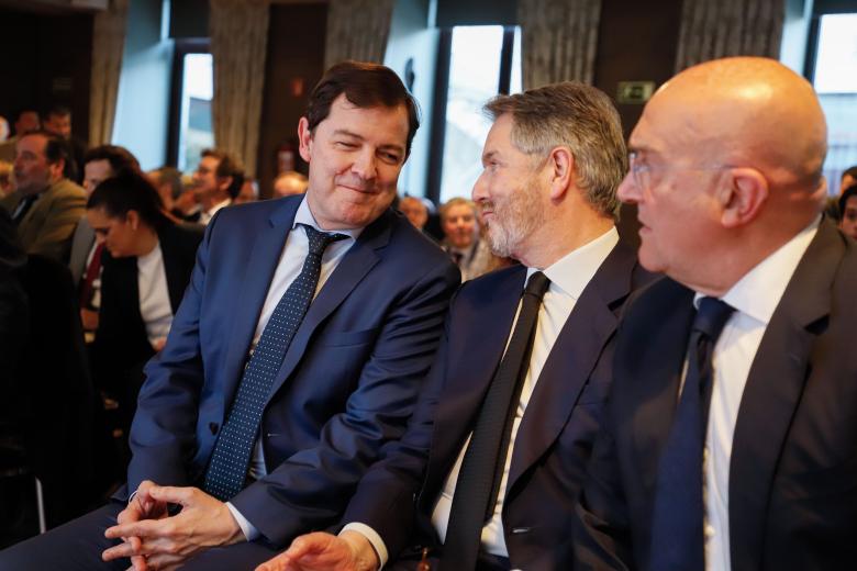 Alfonso Fernández Mañueco, presidente de la Junta de Castilla y León, junto a Bieito Rubido, director de El Debate, y Jesús Julio Carnero, alcalde Valladolid, antes de dar comienzo al evento de inauguración de El Debate