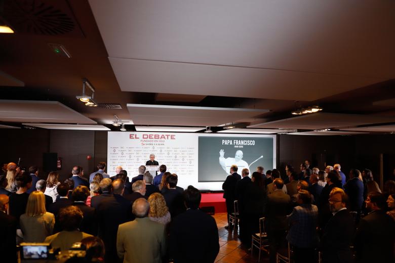 Excmo. y Rvdmo. Señor Don Luis Javier Argüello, Arzobispo de Valladolid y presidente de la Conferencia Episcopal Española, ha comenzado el evento con un rezo en memoria al Papa Francisco