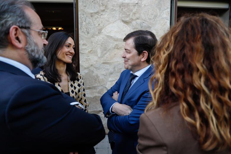 Ana Martín, corresponsal política de El Debate y Alfonso Fernández Mañueco, Presidente de la Junta de Castilla y León