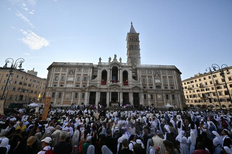 Pope Leo XIV greets the crowd after a Corpus Domini procession to St Mary Major basilica following a mass outside Saint John Lateran archbasilica in Rome, on June 22, 2025. (Photo by Filippo MONTEFORTE / AFP)