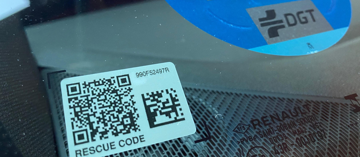 Código QR en el parabrisas de un Renault Mégane E-Tech