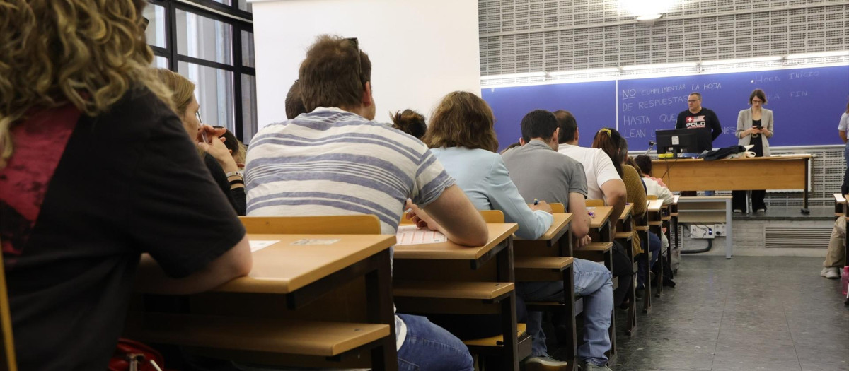 Numerosas personas realizan las pruebas de acceso a Correos.