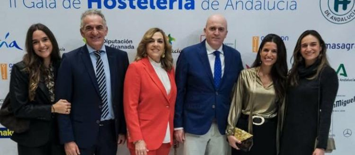 Los hermanos Rosales, en el centro, durante la gala de los premios