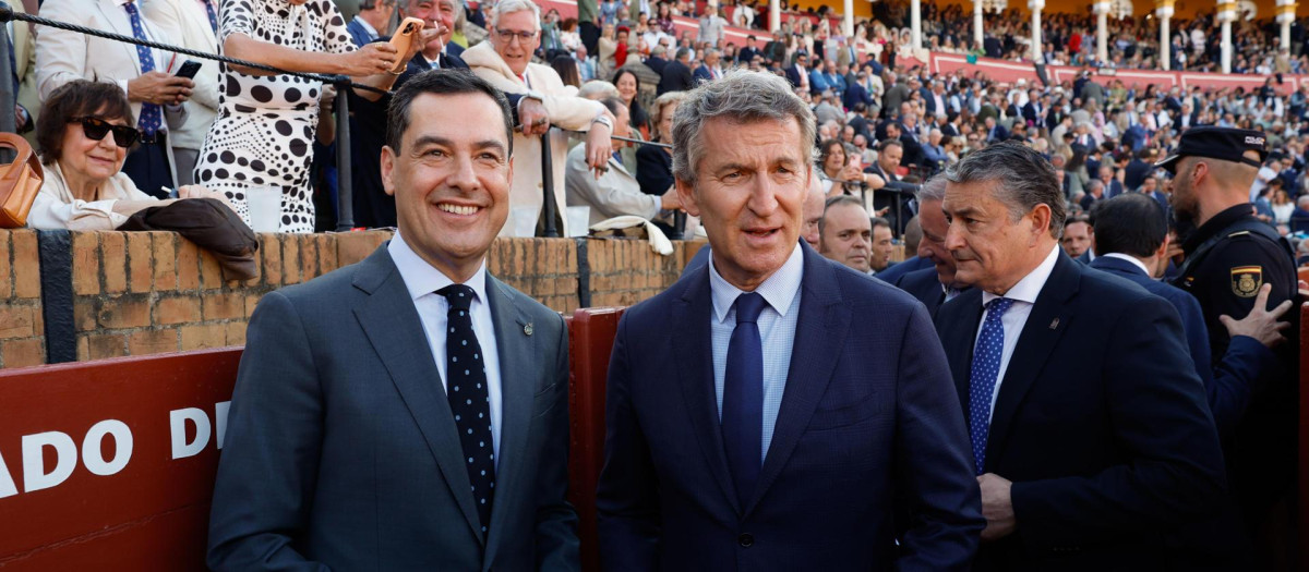 Alberto Núñez Feijóo y Juanma Moreno, en la plaza de la Maestranza, en Sevilla