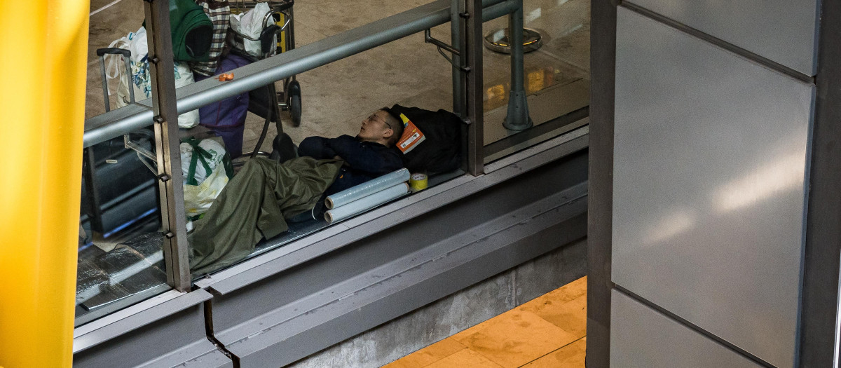 Un hombre duerme en la T4 del Aeropuerto Adolfo Suárez-Madrid Barajas, a 12 de mayo de 2025, en Madrid (España)