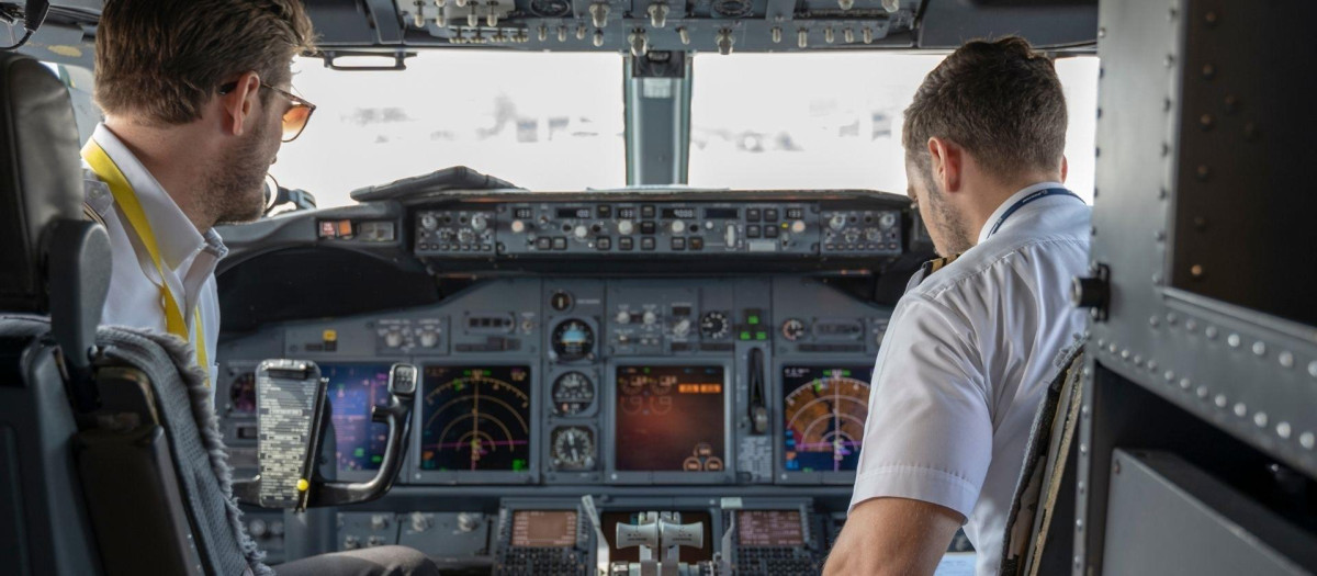 Pilotos en la cabina de un avión.