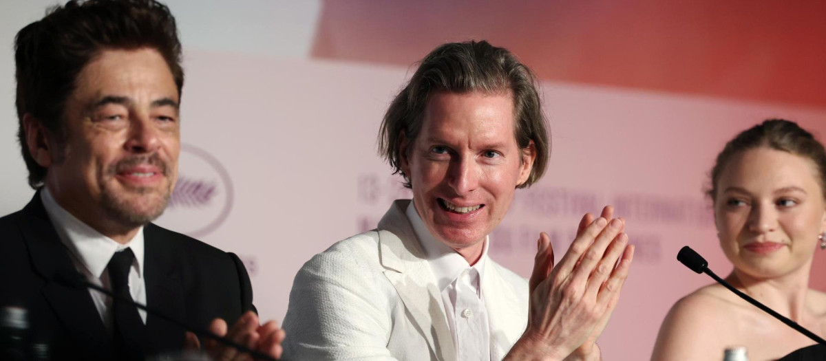 Benicio del Toro, Wes Anderson y Mia Threapleton, durante su rueda de prensa en Cannes