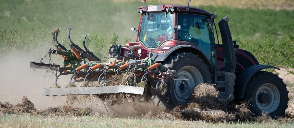 Un tractor ara el campo en España