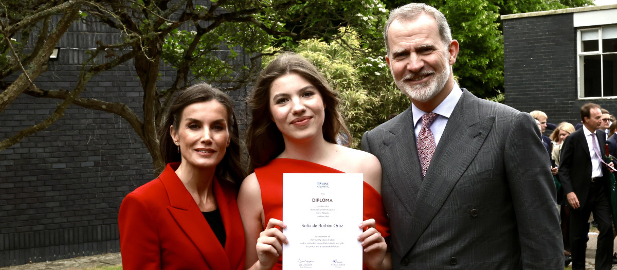 La Infanta Sofía muestra su diploma flanqueada por sus padres, los Reyes