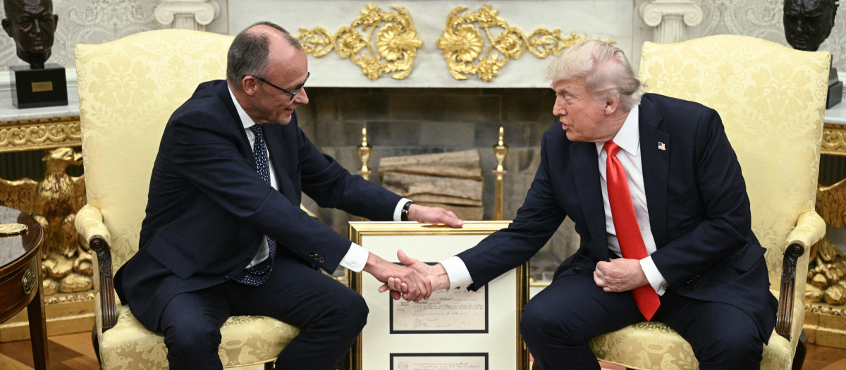 El presidente estadounidense Donald Trump y el canciller alemán Friedrich Merz (izq.) se estrechan la mano durante una reunión bilateral en la Oficina Oval de la Casa Blanca en Washington, D.C