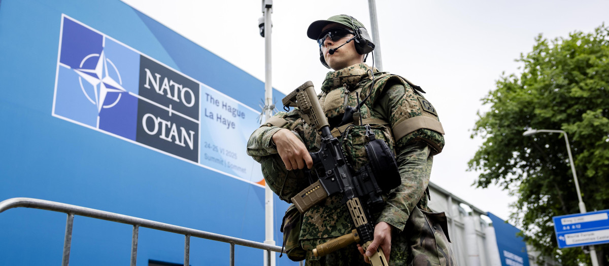 Un soldado custodiando el Foro Mundial, lugar de la cumbre de la OTAN