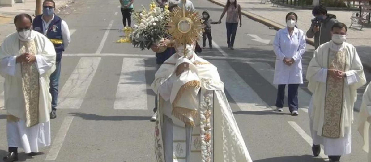 Robert Prevost (Papa León XIV) procesionó durante la pandemia de la covid como obispo de Chiclayo (Perú)