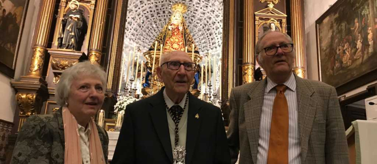José Escobar, ante la Virgen de los Dolores, con sus hijos Concha y José Manuel