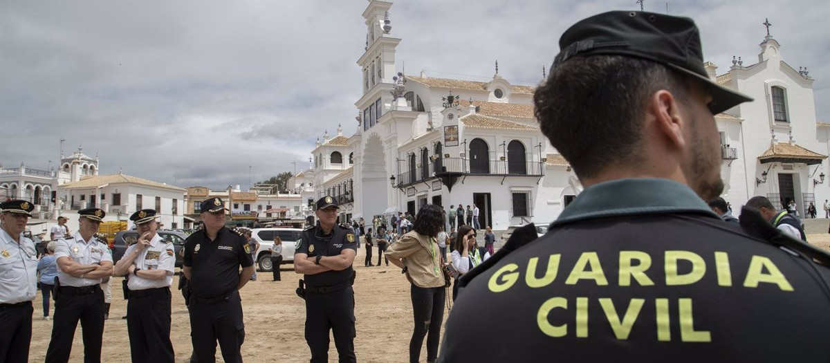 Agentes de la Policía Nacional y la Guardia Civil, en la aldea de El Rocío (archivo)