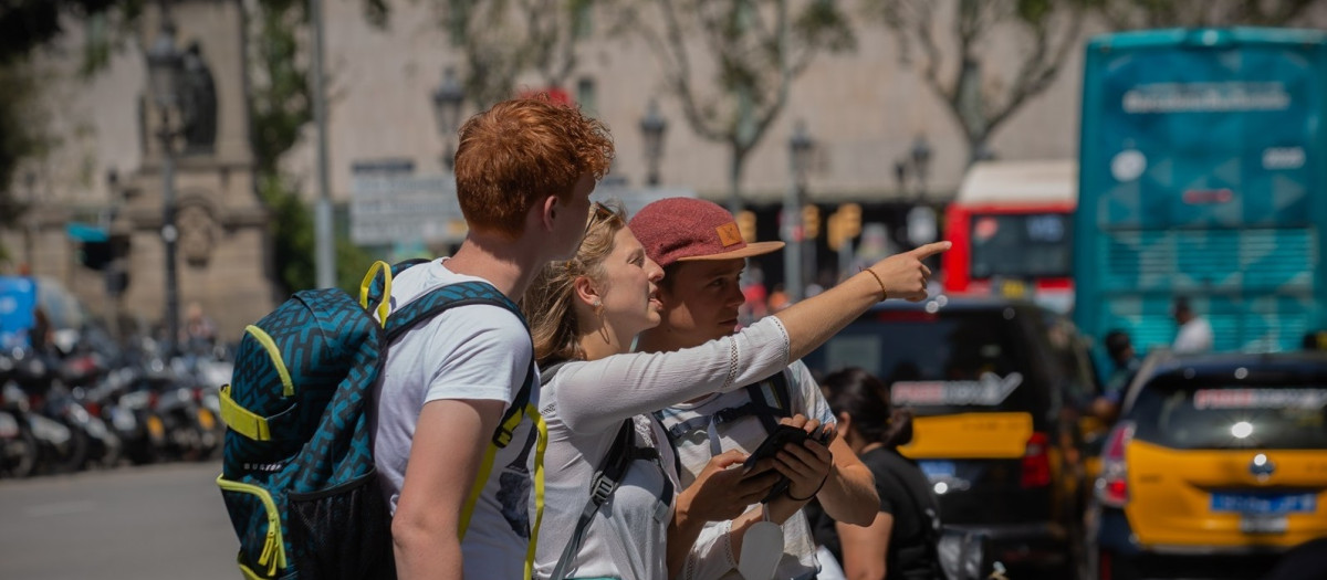 Tres turistas en Las Ramblas, en Barcelona, en una imagen de archivo