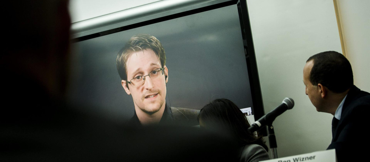 El exanalista de la CIA Edward Snowden en videoconferencia desde Moscú (Rusia) durante una rueda de prensa en Nueva York
