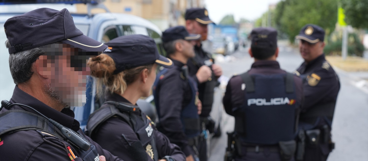 Efectivos de la Policía Nacional desplegados en el Polígono Sur