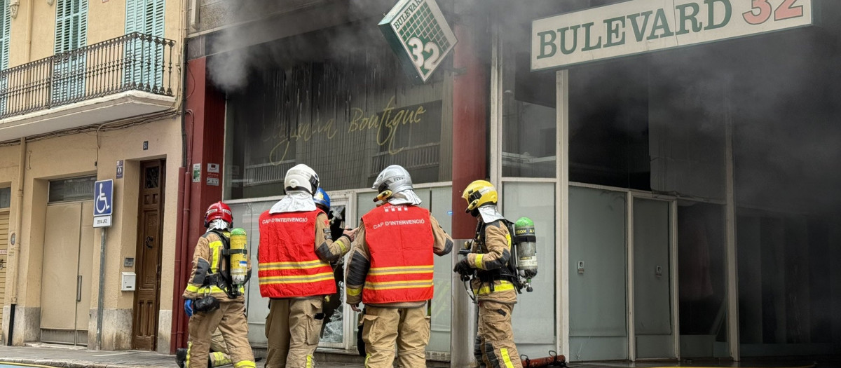 Los bomberos, trabajando en la extinción del fuego en Figueres