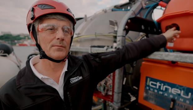 Stockton Rush, CEO de la compañía OceanGate Expeditions, al lado de Titan