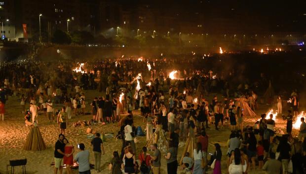 El ambiente en la playa coruñesa de Riazor durante la celebración la noche de San Juan