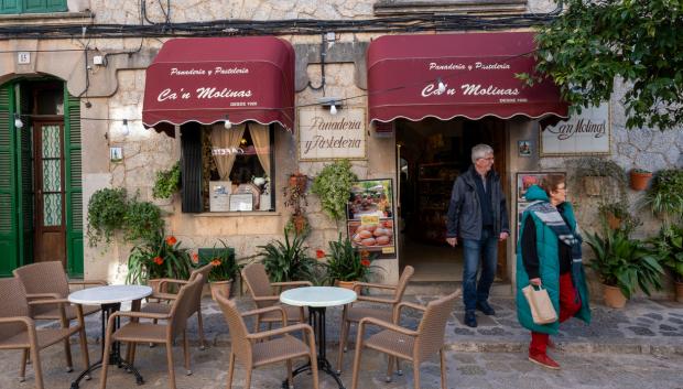 Cafetería y panadería del pueblo.