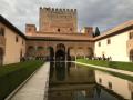 Un grupo de turistas visitando La Alhambra
