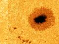 Izquierda: Extracto de una imagen del Sol, tomada con el Telescopio de Torre de Vacío de Tenerife. Derecha: Imagen de alta resolución restaurada a partir de 100 exposiciones individuales capturadas con el nuevo sistema de cámara avanzado