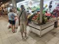 Clientes comprando en un puesto del Mercado Central de Alicante