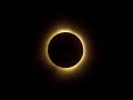 Eclipse solar total en Montreal, QC, Canadá. Captura del momento de la totalidad en el que la corona solar es visible, ilustrando un importante fenómeno astronómico.