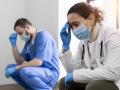 Médicos jóvenes tristes