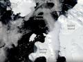 Iceberg A-84 en el centro de la imagen