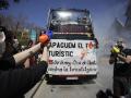 Un momento de la protesta con pistolas de agua contra un bus turístico