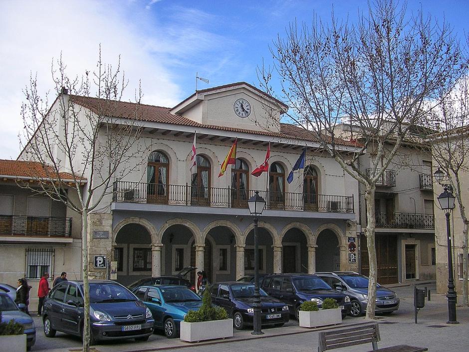Ayuntamiento de Estremera en la plaza del pueblo