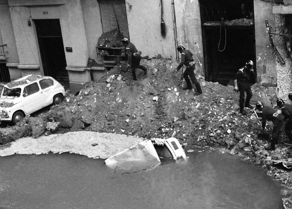 Cráter en la calle Claudio Coello provocado por el atentado en el que murieron Carrero Blanco y sus dos escoltas