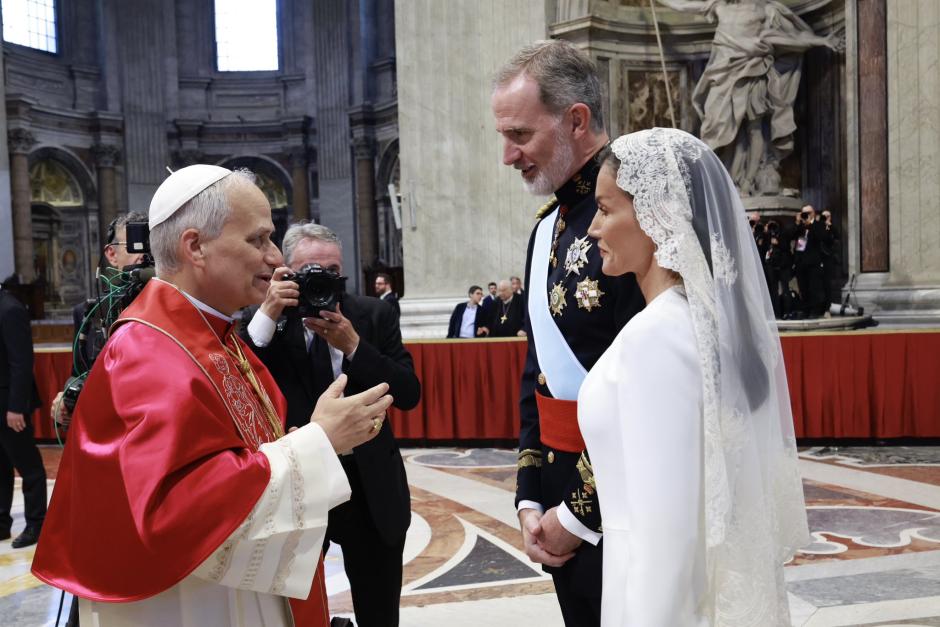 Otro momento de la conversación de los Reyes con el nuevo Papa