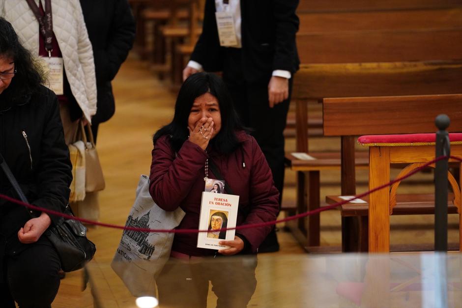 Una mujer, conmovida ante el cuerpo de la santa