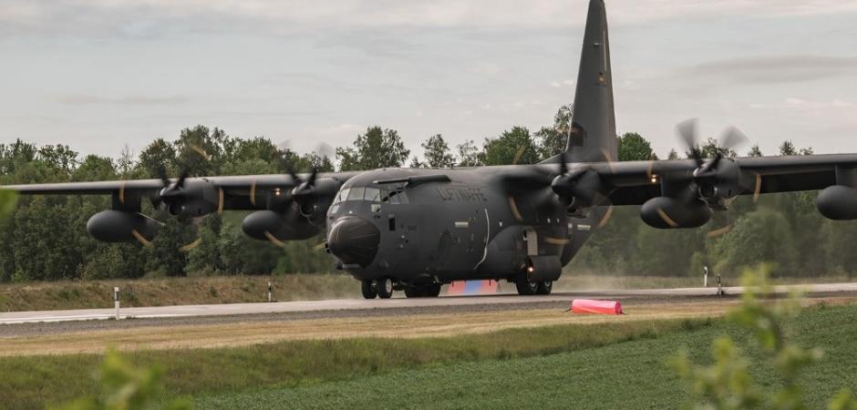 En Suecia, aviones C-130 Hércules de las Fuerzas Aéreas Sueca y Noruega realizan aterrizajes cortos en pistas cerradas a la circulación por carreteras públicas