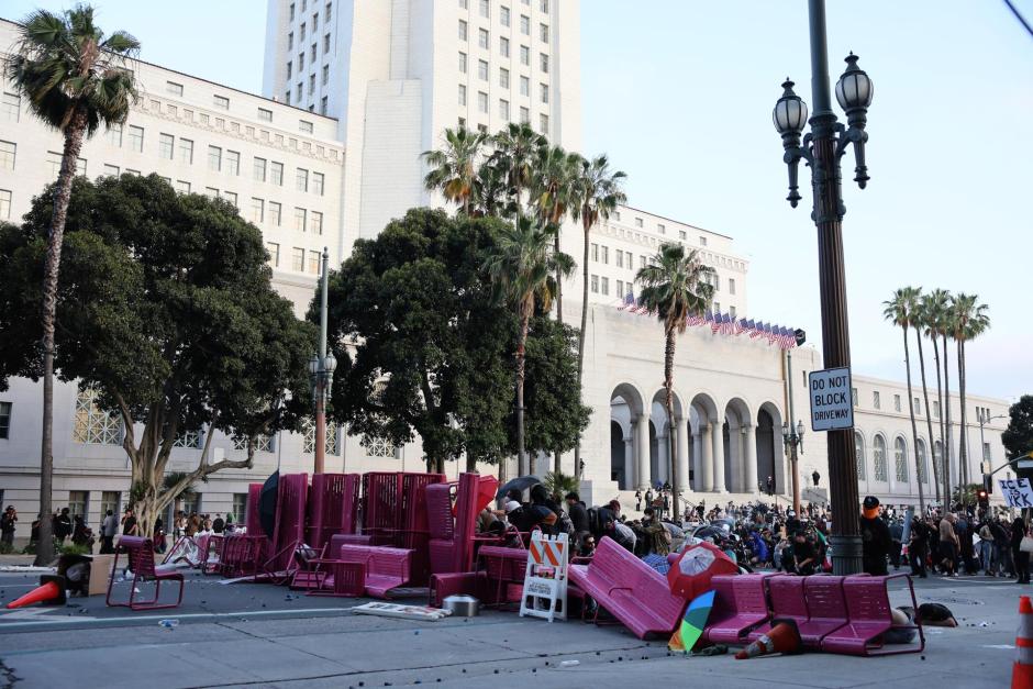 LOS ANGELES (United States), 09/06/2025.- Los Angeles City Hall is seen behind a barricade of protesters during protests sparked by immigration raids in Los Angeles, California, USA, 08 June 2025. US President Donald Trump has deployed 2,000 National Guard troops, despite not receiving a request from the state of California for any additional assistance, following large protests against ongoing immigration enforcement raids in the Los Angeles area over the last couple of days. (Protestas) EFE/EPA/ALLISON DINNER